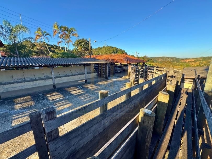 Fazenda Tombador em Itaúna/MG - Estrutura Curral Coberto